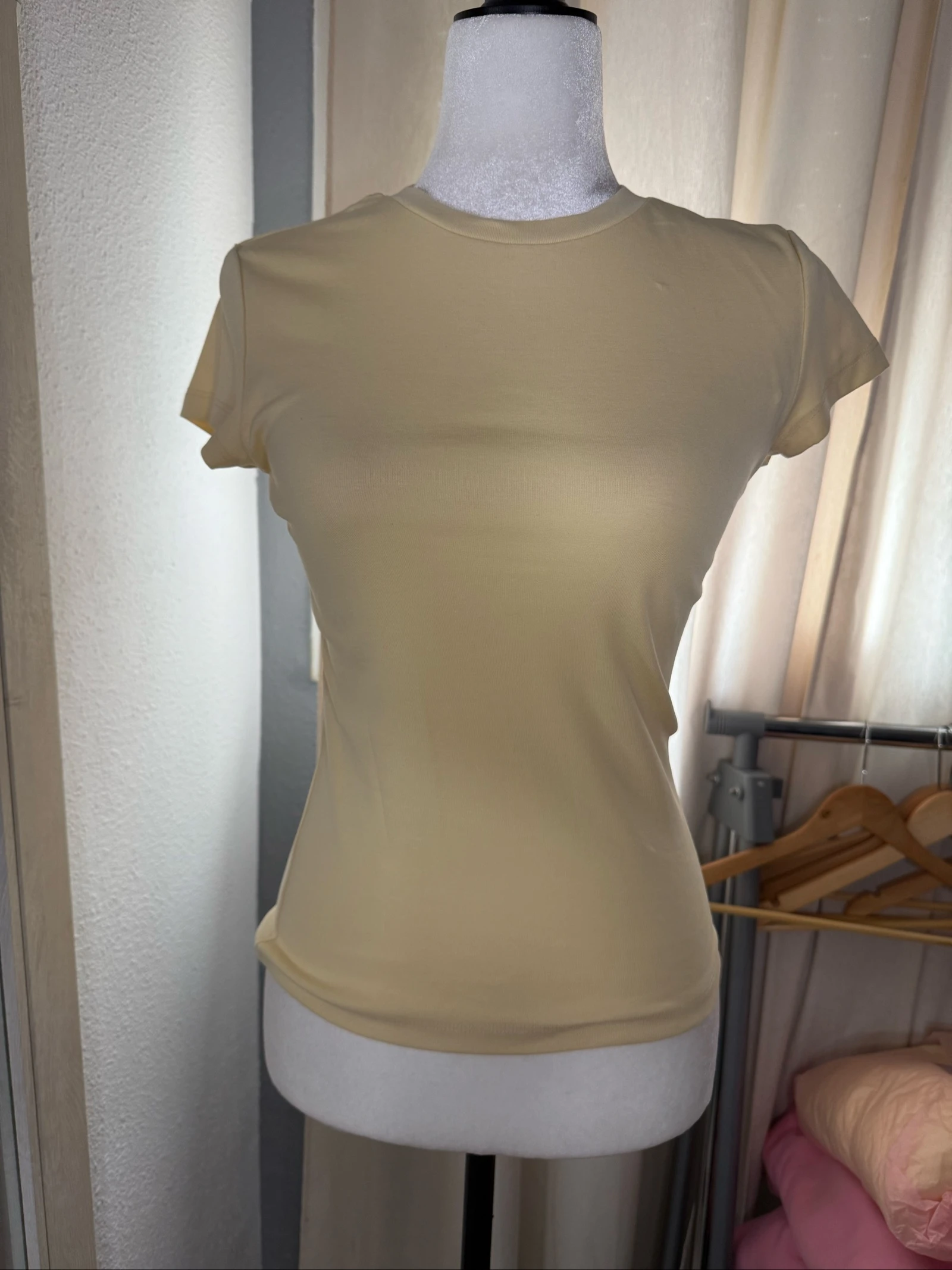 Camiseta color mostaza manga corta